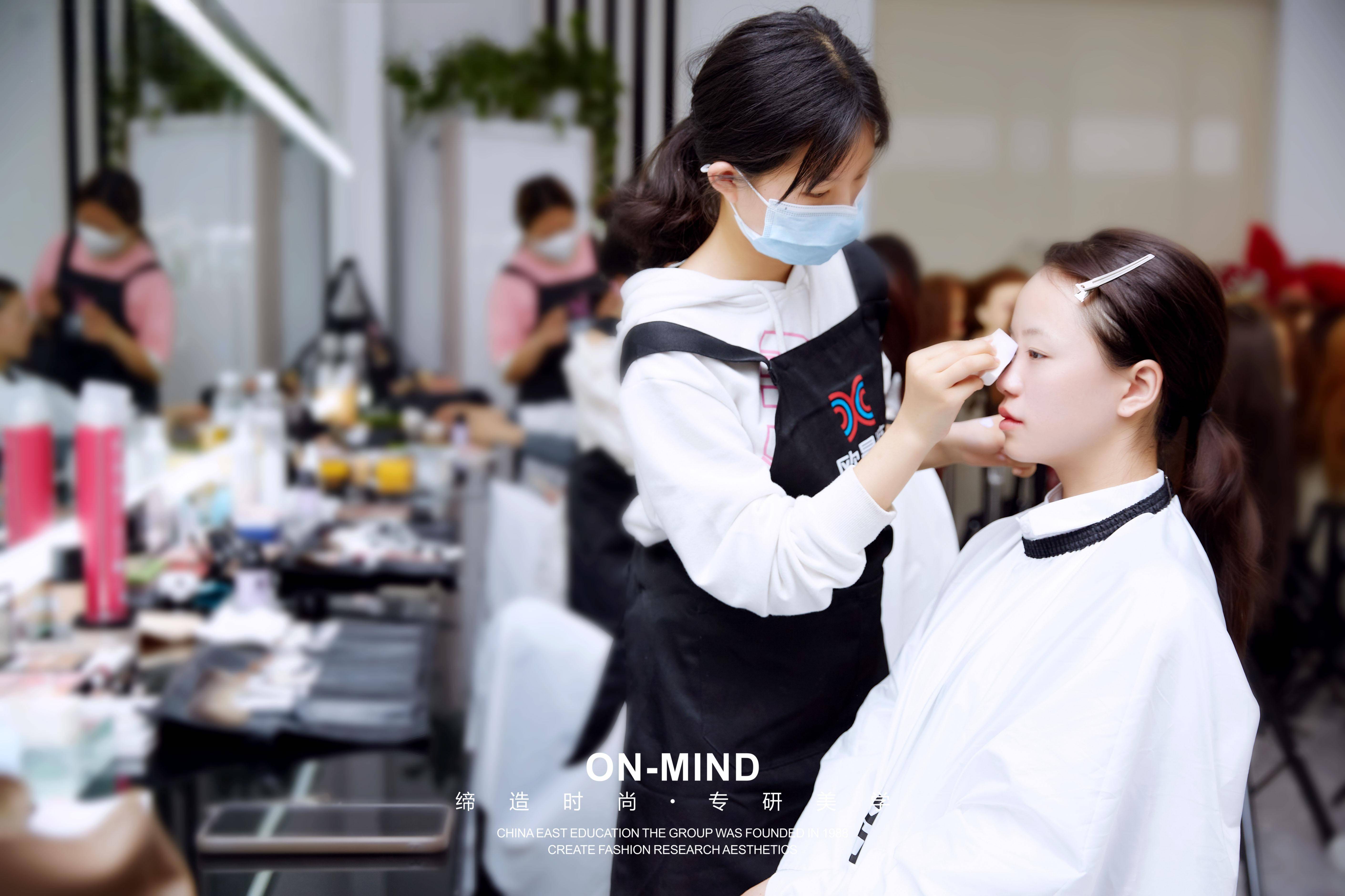 成都化妆培训学校哪家靠谱？学化妆怎么样？让专业人士告诉你